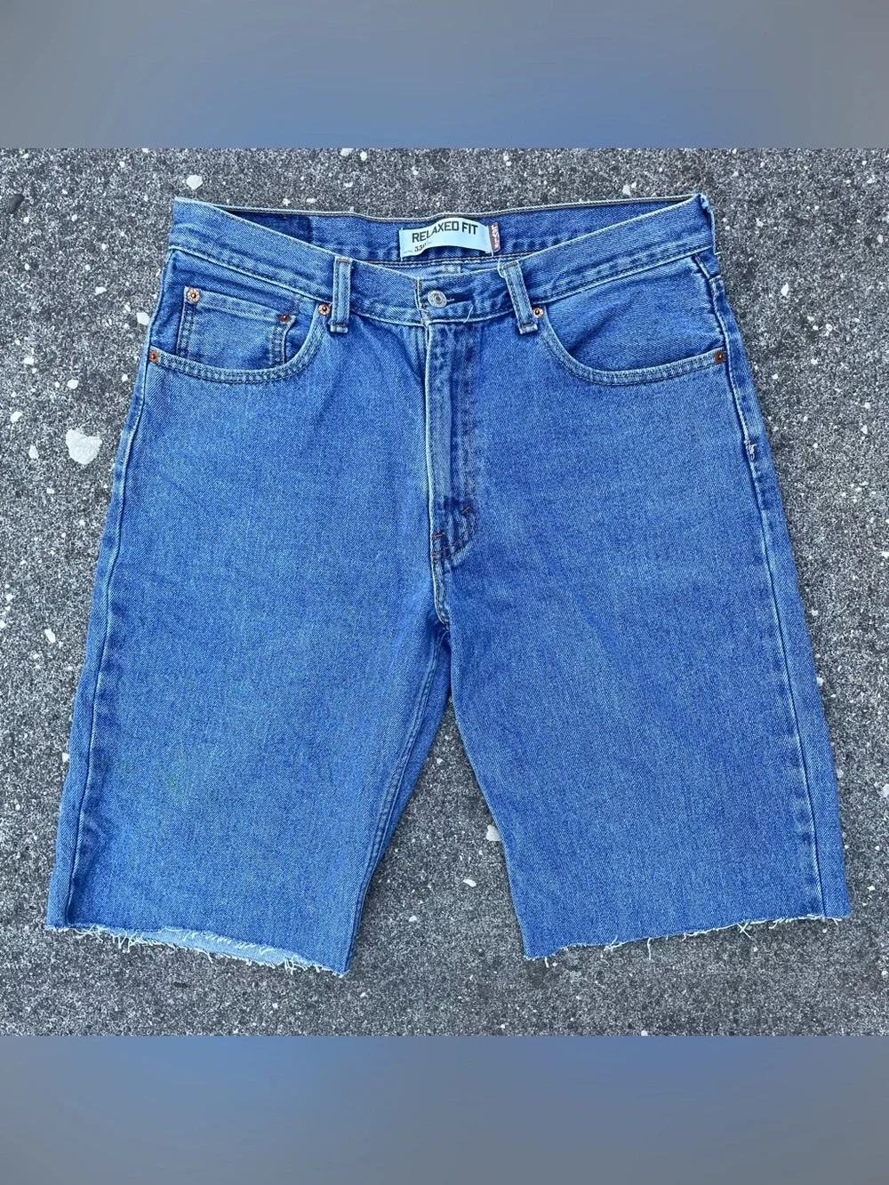 Darkwash Levi’s 550 cutoff jorts size 34